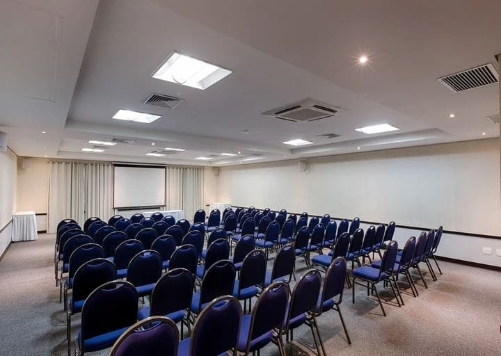 Sala de eventos do Hotel Comfort Suites Londrina, com cadeiras em formato de auditório.